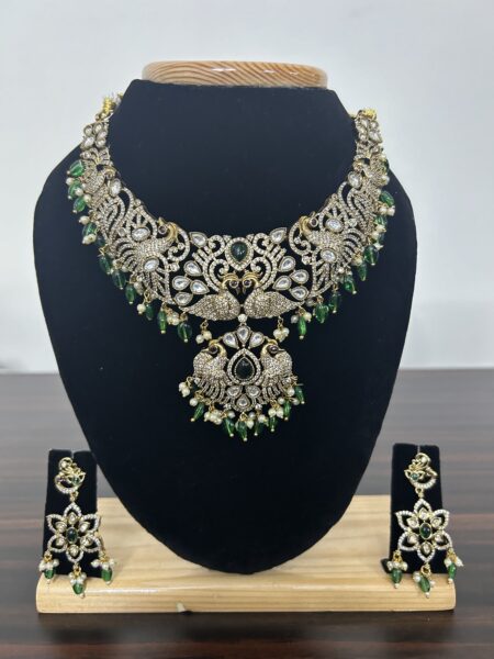 VICTORIAN- ANNAPARAVAI EMERALD SET